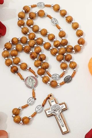 Rosario de madera con medalla San Benito