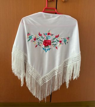 Mantoncillo blanco bordado flecos