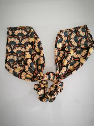 Scrunchie com laço estampado floral