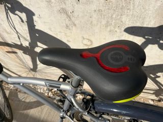 Bicicleta de aluminio plateada