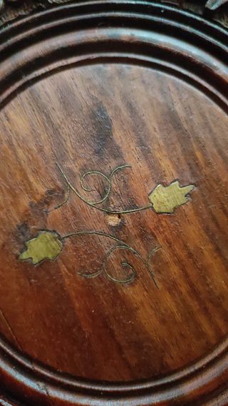 Tavolino in legno intagliato