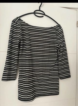 Camiseta de rayas blanca y negra