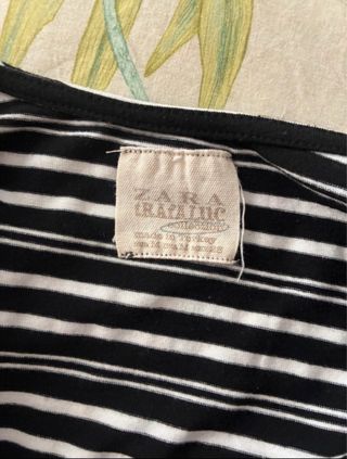 Camiseta de rayas blanca y negra