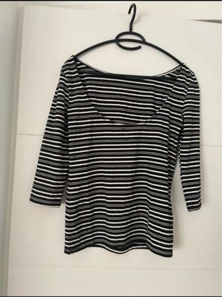 Camiseta de rayas blanca y negra