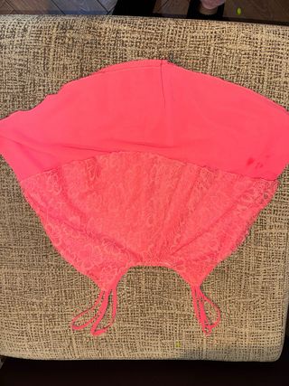 Conjunto de encaje rosa con pantalon debajo