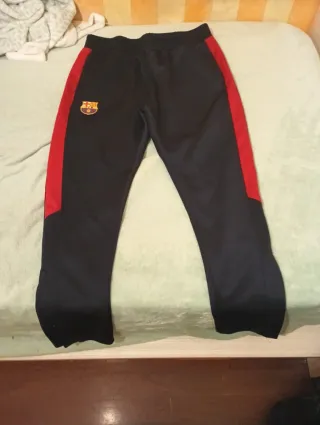 Pantalón chándal FC Barcelona negro y rojo.
