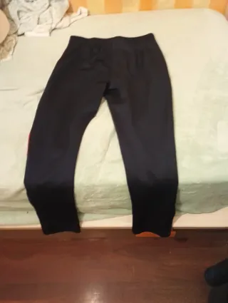 Pantalón chándal FC Barcelona negro y rojo.