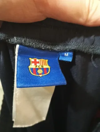 Pantalón chándal FC Barcelona negro y rojo.