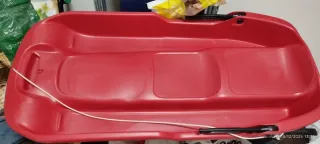 Trineo rojo para nieve