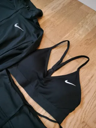 Conjunto deportivo Nike negro