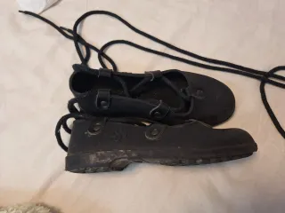 Albarca, abarca casero negro.