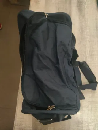 Mochila deportiva negra y azul 20 litros, 40x20x25