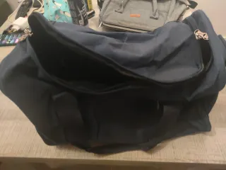 Mochila deportiva negra y azul 20 litros, 40x20x25