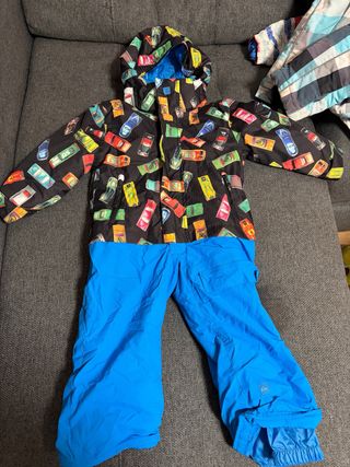 Mono de esquí infantil con estampado de coches