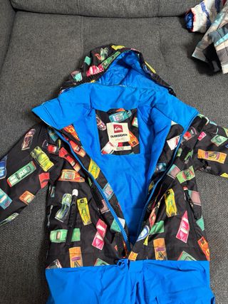 Mono de esquí infantil con estampado de coches