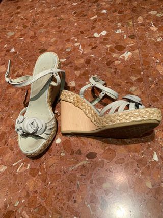 Sandalias cuña beige y blancas