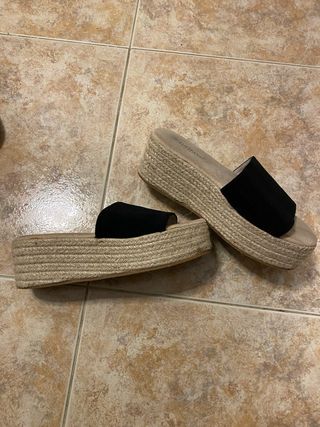 Sandalias cuña negras y beige