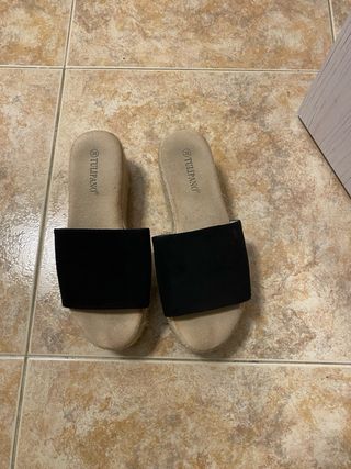 Sandalias cuña negras y beige