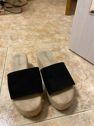 Sandalias cuña negras y beige