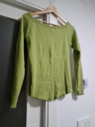 Camiseta verde cuello barco talla L