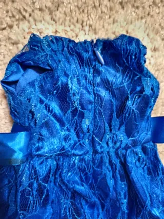 Vestido azul para muñeca con flor