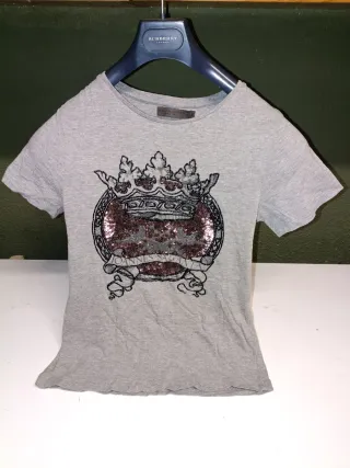 Camiseta gris con corona