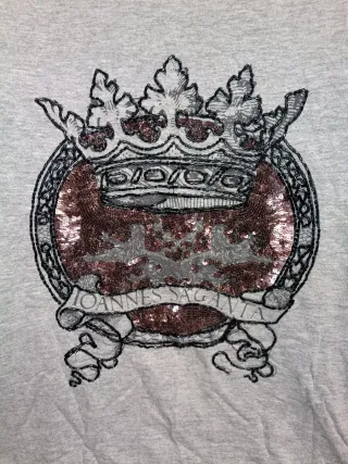 Camiseta gris con corona