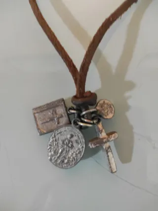 Colgante antiguo con medallas