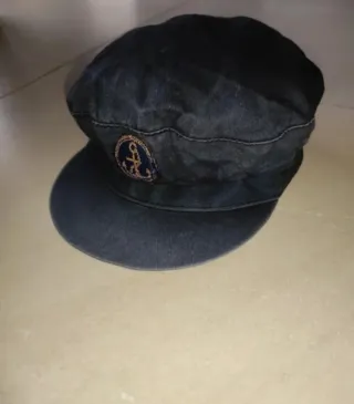 Gorra marinera azul con ancla dorada