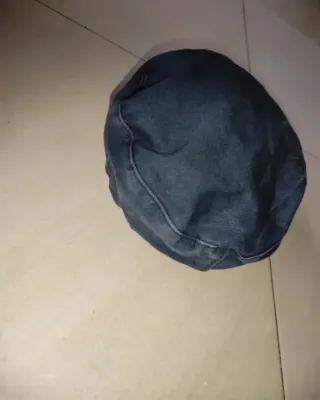 Gorra marinera azul con ancla dorada