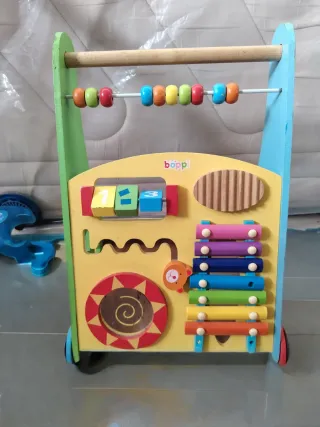 Andador infantil con actividades