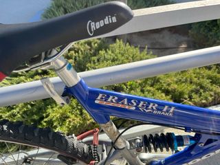 Bicicleta de montaña azul