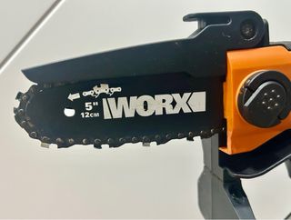 Motosierra podadora 1 mano a batería WORX 20V 2Ah.