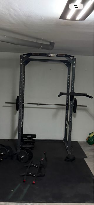 Rack de musculación con barra y discos