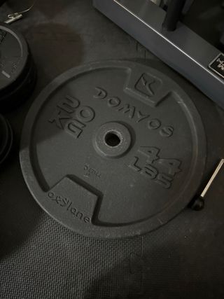 Rack de musculación con barra y discos