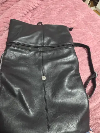 Mochila negra con hebilla