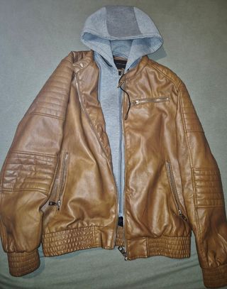 Cazadora Zara efecto piel con capucha