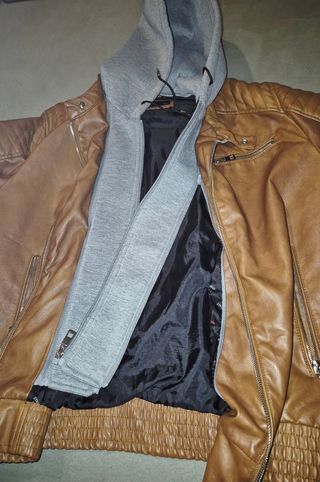 Cazadora Zara efecto piel con capucha