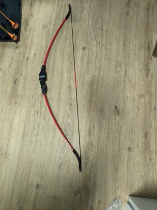 Diana con arco y flechas de ventosa de Decathlon.