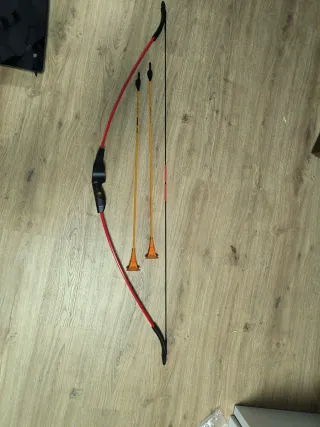 Diana con arco y flechas de ventosa de Decathlon.