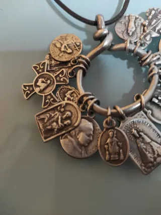 Collar antiguo con medallas religiosas