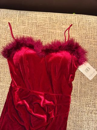 Vestido rojo de terciopelo con plumas