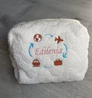 Neceser blanco con bordados divertidos y diversos