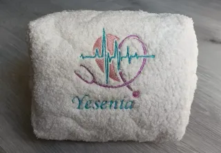 Neceser blanco con bordados divertidos y diversos