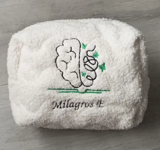 Neceser blanco con bordados divertidos y diversos