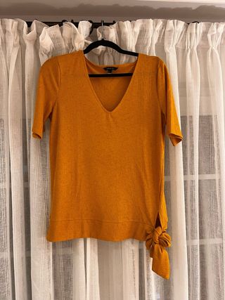 Blusa holgada mostaza con nudo