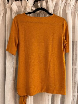 Blusa holgada mostaza con nudo