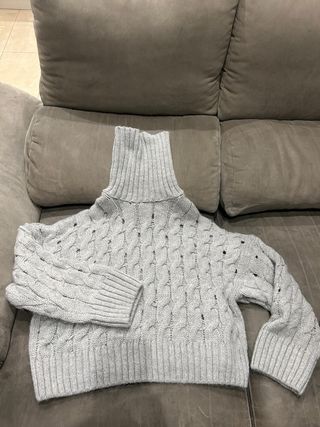 Jersey de punto gris con cuello alto