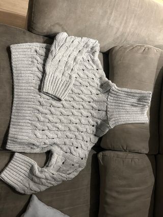 Jersey de punto gris con cuello alto