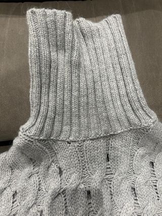 Jersey de punto gris con cuello alto